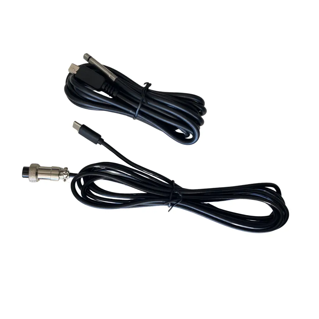 Câbles de connexion fournis avec le contrôleur numérique Wi-Fi Cllivex pour extracteur EC Silence, incluant câble USB et capteur.