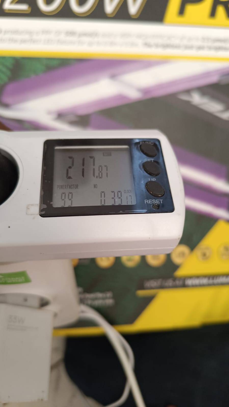 Affichage numérique de la consommation électrique de la Lampe de culture Lumatek ATS 200W Pro d'occasion, montrant 217,87W.