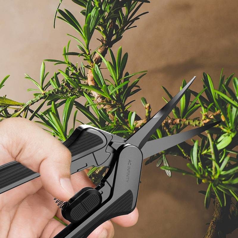Ciseaux AC Infinity utilisés pour tailler des plantes