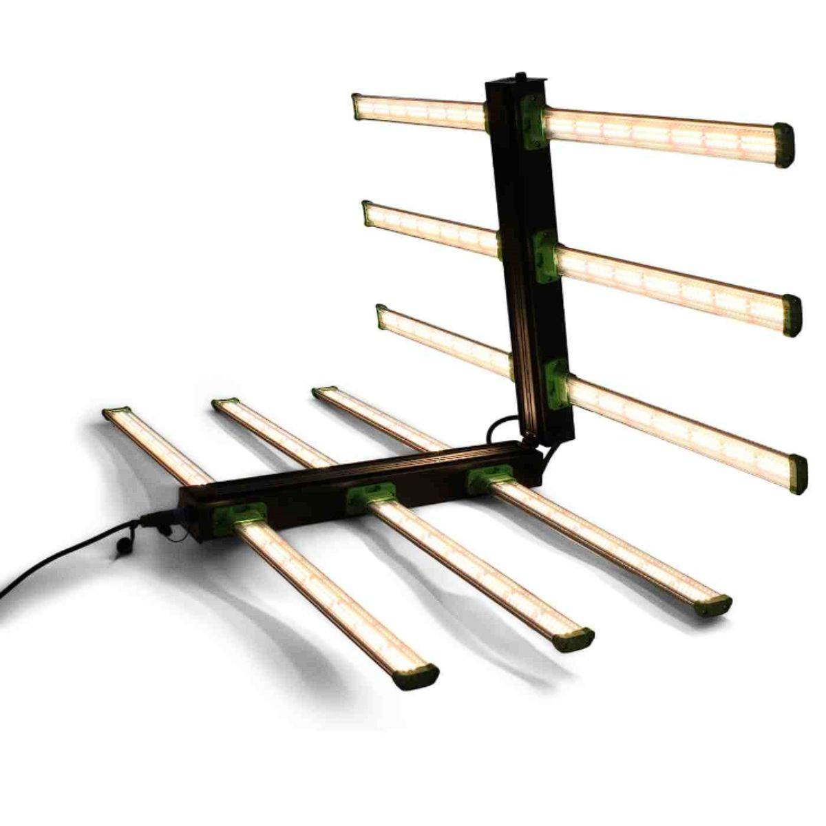 Lampe LED horticole Solux Dragonfly 640W allumée, structure pliable pour culture intérieure, efficacité de 2,75μm/j pour un rendement optimal.