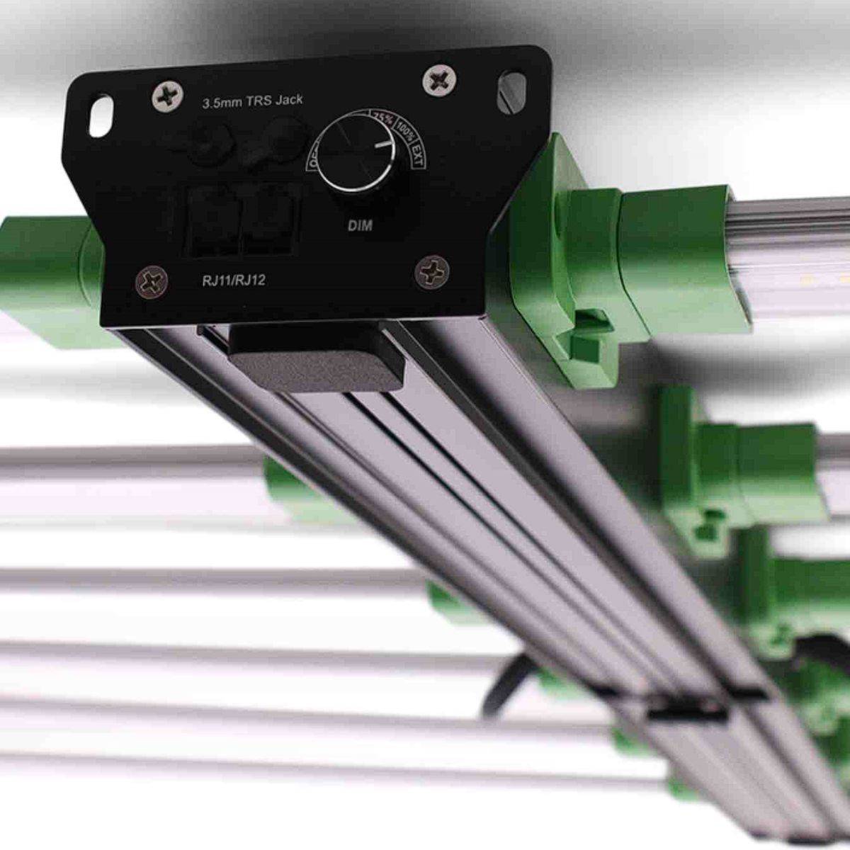 Détail du panneau de contrôle de la Solux Dragonfly 640W, lampe LED de culture avec variateur d’intensité et ports RJ11/RJ12 pour connectivité.