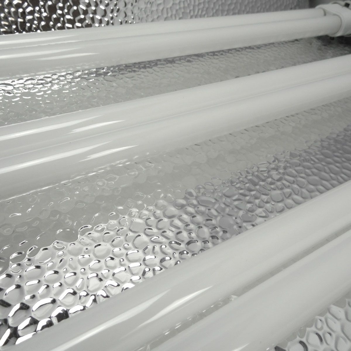 Gros plan sur les tubes néon 55W et le réflecteur alu martelé du Turbo Néon Starlite Florastar, optimisant la lumière pour la croissance végétale.