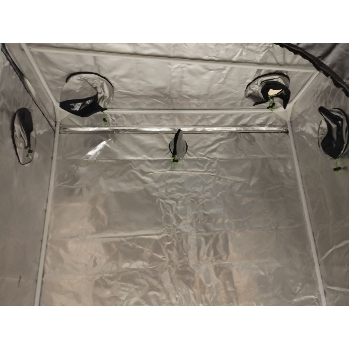 Vue intérieure de la tente de culture Guerilla Box montrant la toile réfléchissante et les ouvertures de ventilation.