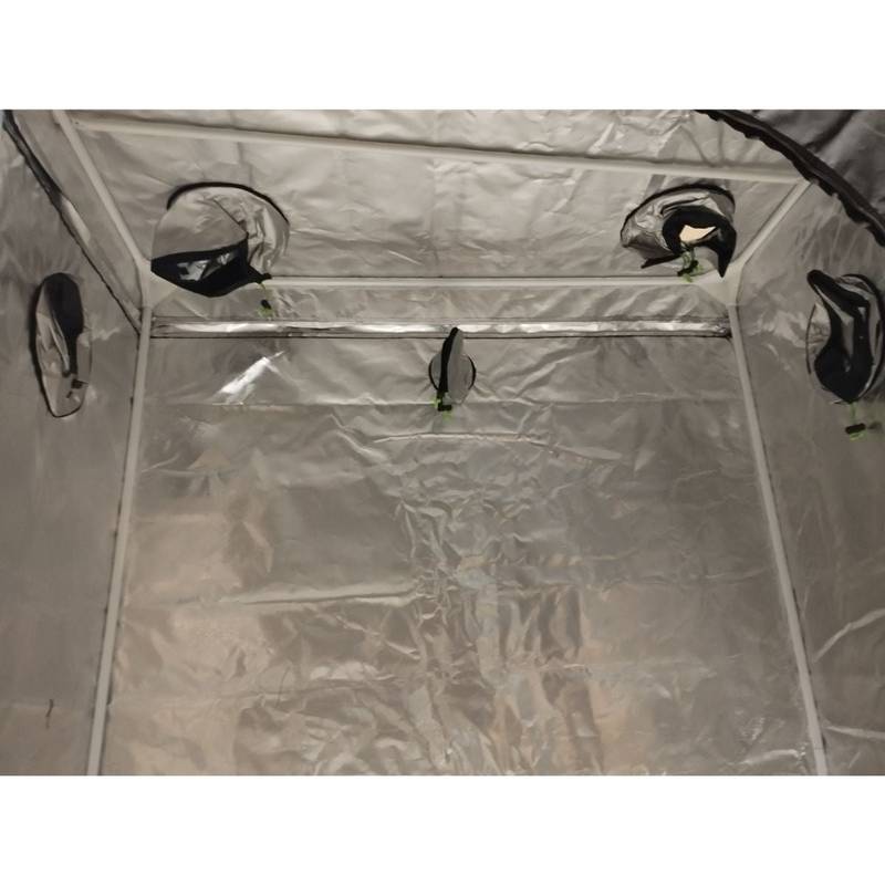 Vue intĂ©rieure de la chambre de culture Guerilla G120R avec gaines de ventilation et revĂȘtement mylar. OptimisĂ©e pour la culture en intĂ©rieur.