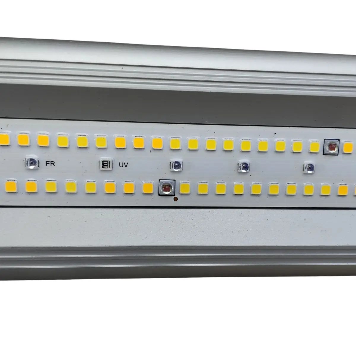 Détail des LED Philips/Osram avec UV et infrarouge sur la lampe de culture HortiSpectra B300 Plus X2, optimisée pour toutes les phases de croissance.