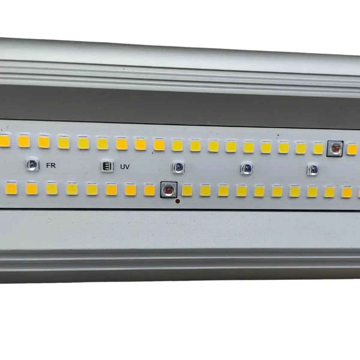 Zoom sur les LED UV, IR et FR de la lampe de culture HortiSpectra B400 Plus X2, assurant un spectre complet pour une croissance optimale.
