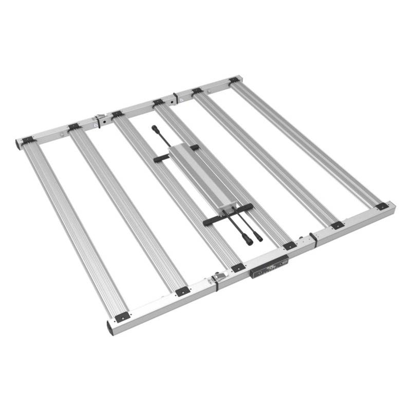 Lampe de culture LED Pure Factory 660W vue de dessus, design pliable et structure en aluminium pour une installation facile en serre domestique.