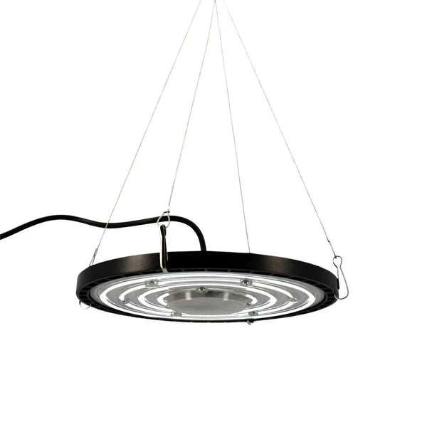 Lampe de culture AGROLIGHT UFO 150W suspendue avec câbles, idéale pour l’éclairage LED des plantes d’intérieur à spectre complet.