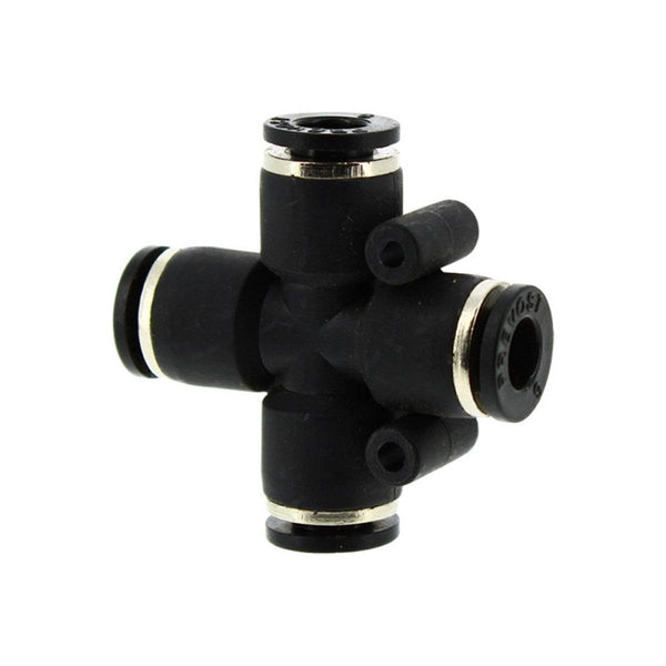 Raccord instantané en croix 6 mm pour irrigation, conçu pour connecter quatre tuyaux d'arrosage en horticulture et agriculture. Connecteur noir robuste assurant une étanchéité fiable dans les systèmes d'irrigation domestiques et professionnels.