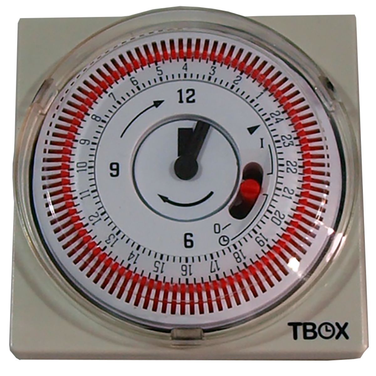 Zoom sur la minuterie analogique TBOX avec segments rouges de programmation 24h, intégrée à la Tempo Box pour contrôle d’éclairage.