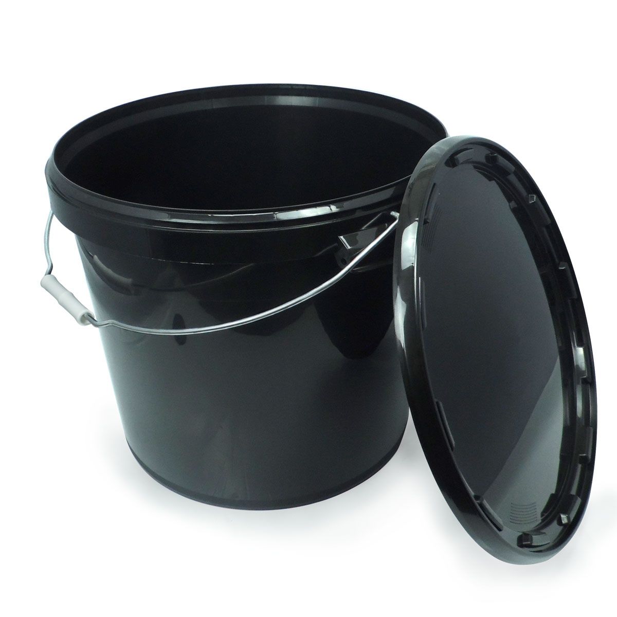 Un seau avec couvercle servant à conserver les engrais