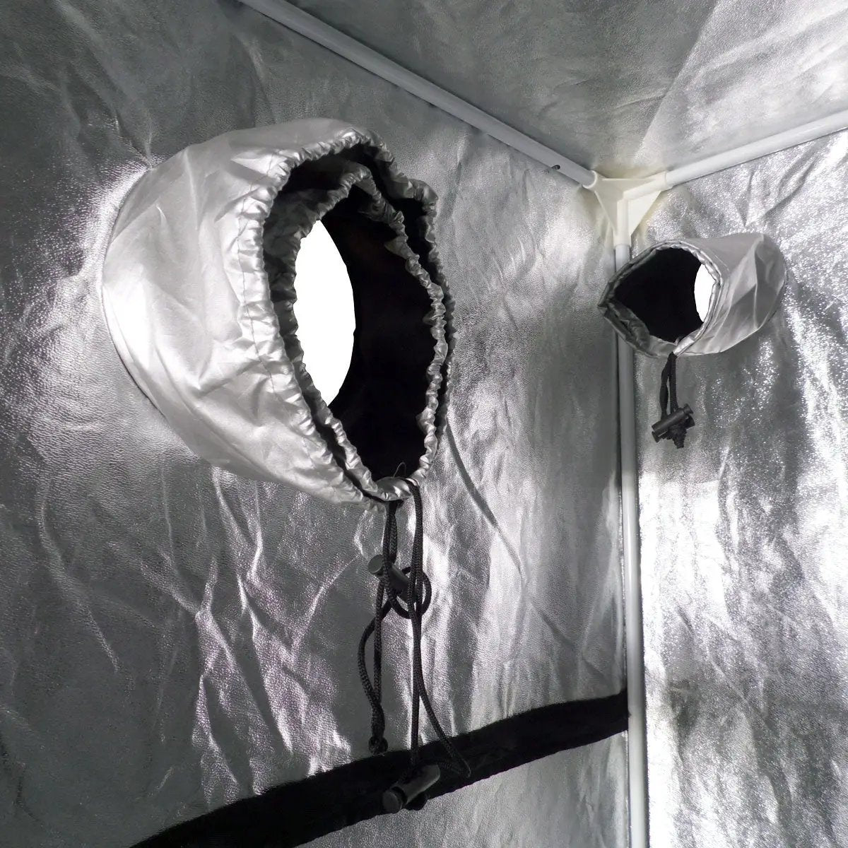 Deux sorties d'air dans la chambre de culture Greencube