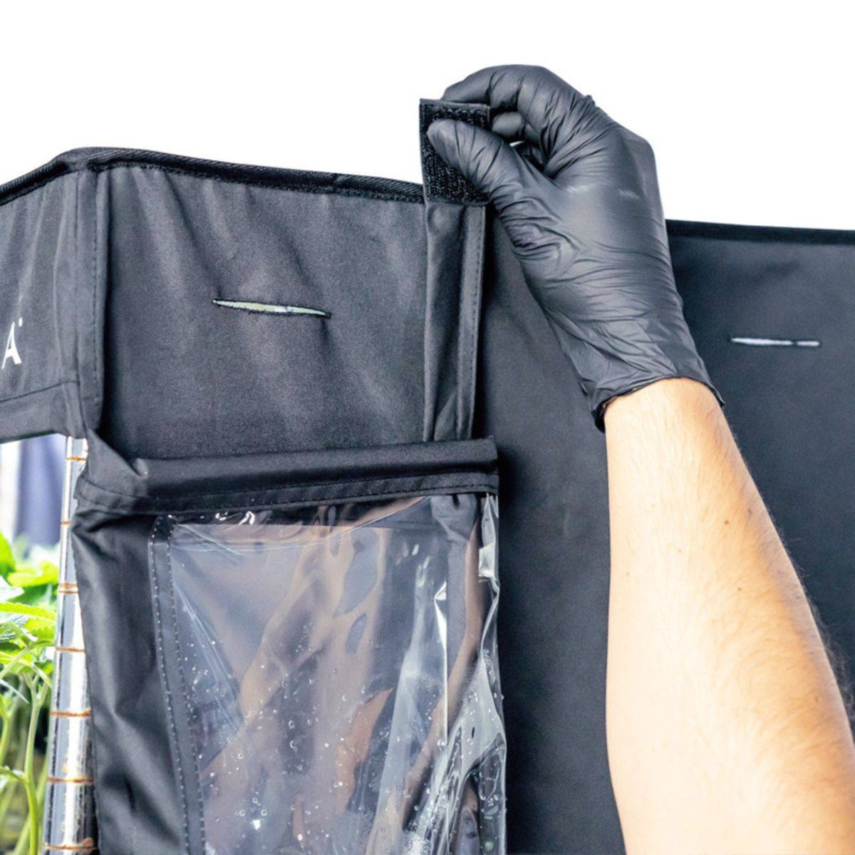 Détail du montage du dôme de propagation Athena VPDome avec fermeture velcro, assurant une étanchéité optimale pour la culture en intérieur.