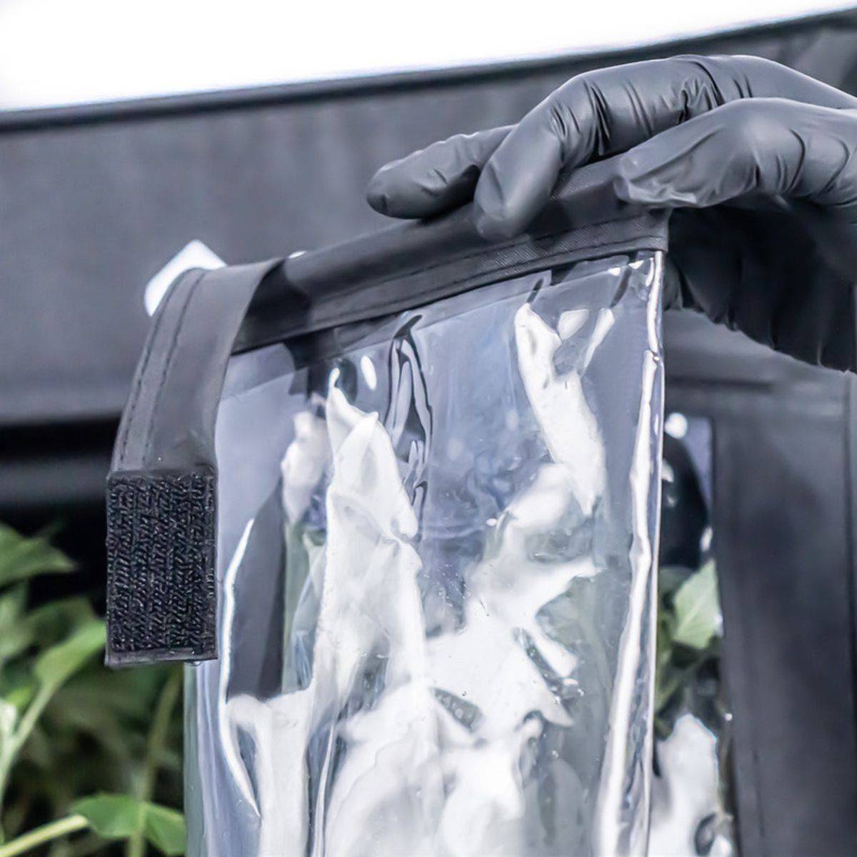 Gros plan sur la fermeture transparente du VPDome Athena avec velcro, facilitant l'accès aux plantes tout en maintenant l'humidité.