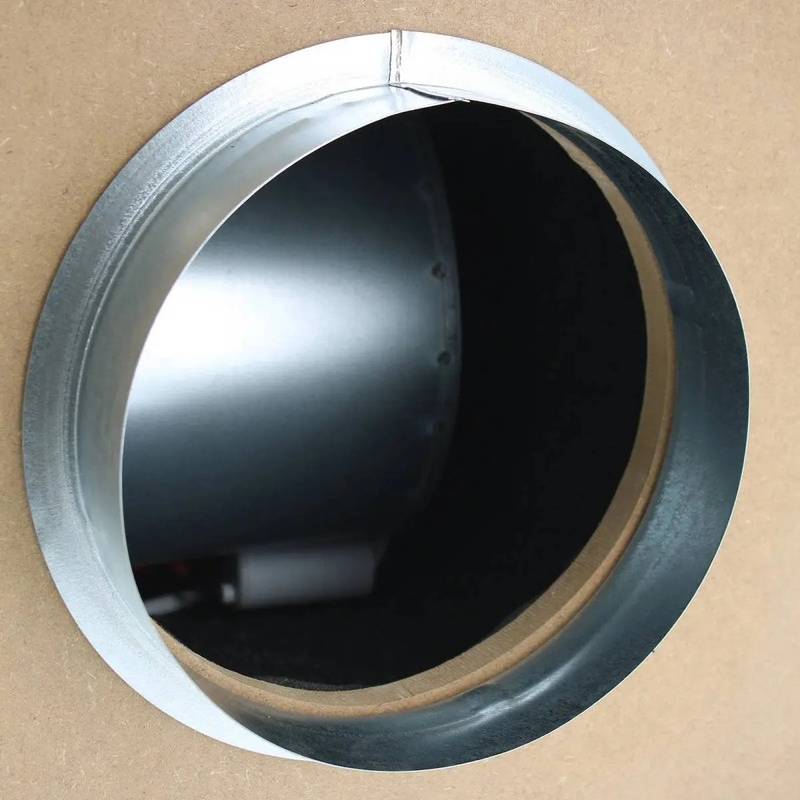Détail de la sortie circulaire en métal de l'extracteur insonorisé MDF 160mm, conçu pour une ventilation silencieuse et efficace.