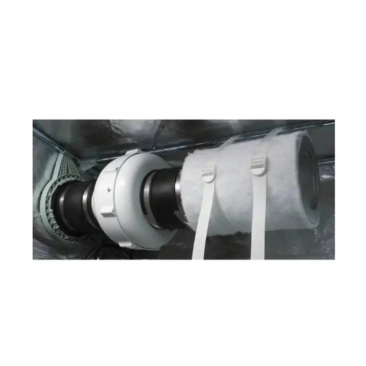 Installation du manchon de raccordement Secret Jardin Rubber Duct 250mm entre extracteur et filtre à charbon dans une box de culture.